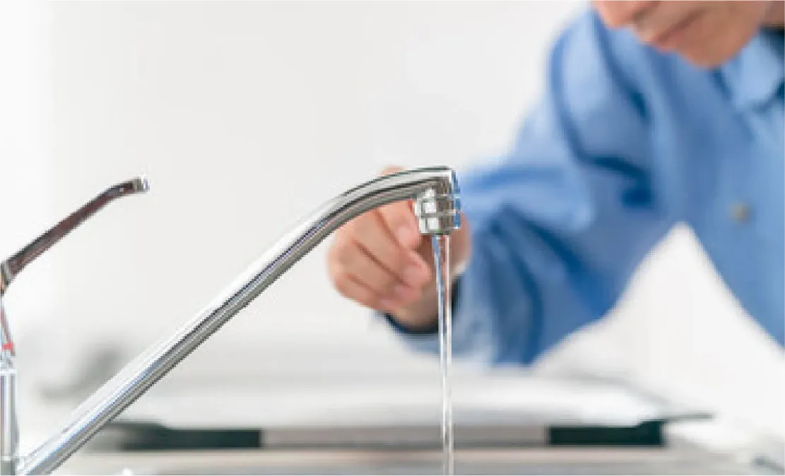 蛇口からの水漏れに対応する様子