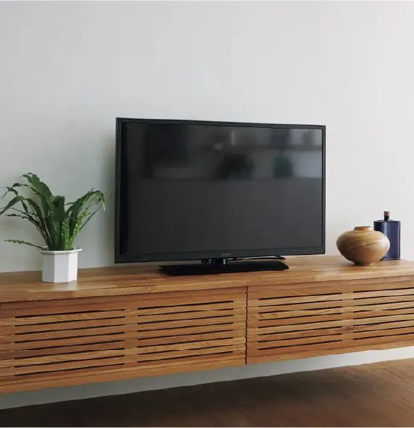 ルーバー扉を閉じた無垢材のTVボード