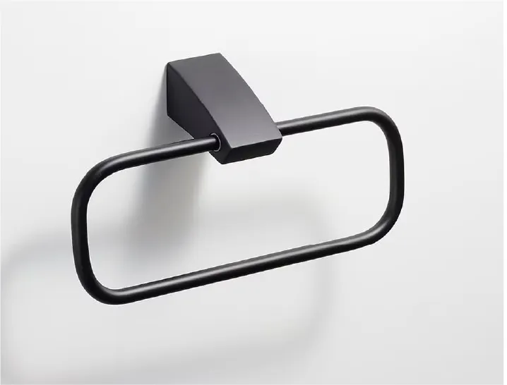 マットブラックのミニマルなタオルリング